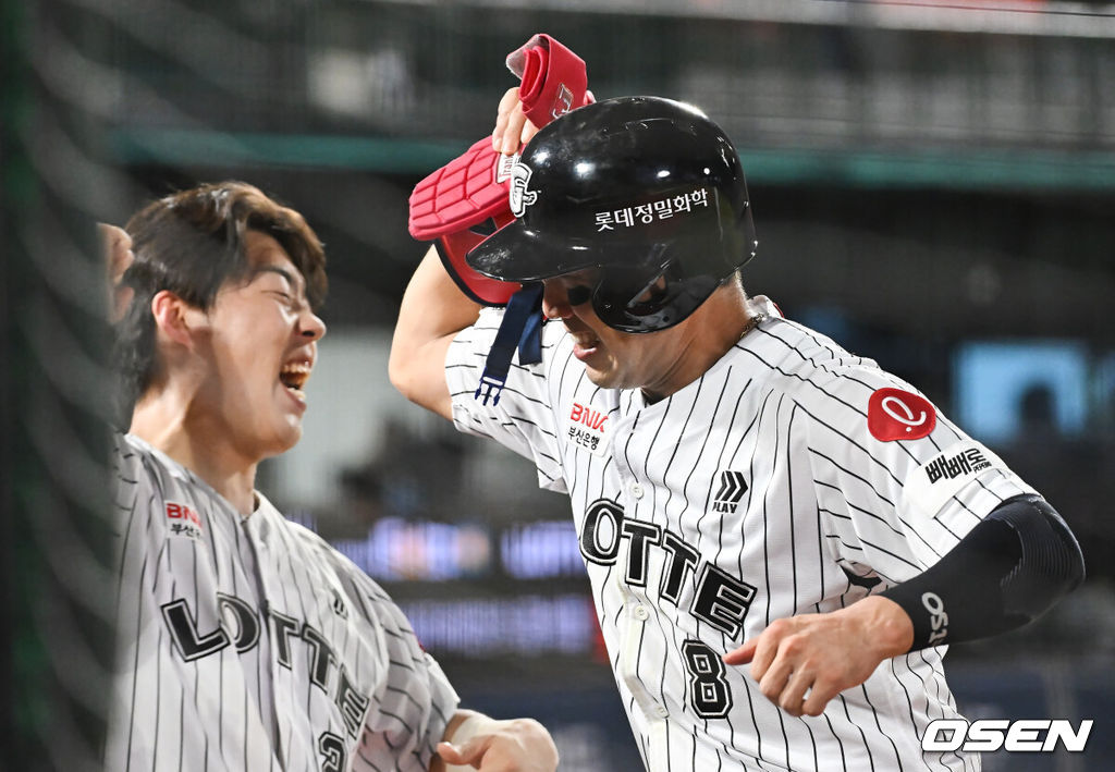 27일 부산 사직야구장에서 2025 신한 SOL 뱅크 KBO 리그 롯데 자이언츠와 KIA 타이거즈의 경기가 열렸다. 홈팀 롯데는 나균안이, 방문팀 KIA는 네일이 선발 출전했다.롯데 자이언츠 전준우가 8회말 2사 2,3루 우중간 2타점 2루타를 치고 교체후 기쁨의 하이파이브를 하고 있다. 2025.07.27 / foto0307@osen.co.kr