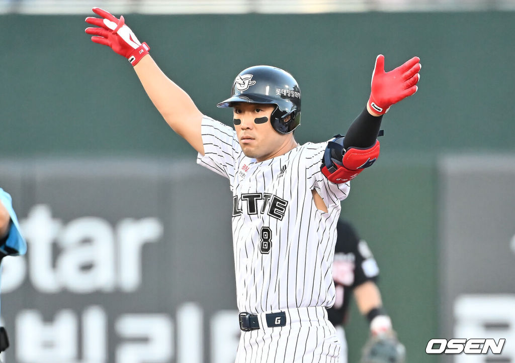 26일 부산 사직야구장에서 2025 신한 SOL 뱅크 KBO 리그 롯데 자이언츠와 KIA 타이거즈의 경기가 열렸다. 홈팀 롯데는 이민석이, 방문팀 KIA는 이의리가 선발 출전했다.롯데 자이언츠 전준우가 3회말 무사 3루 중견수 왼쪽 뒤 1타점 2루타를 치고 세리머니를 하고 있다. 2025.07.26 / foto0307@osen.co.kr