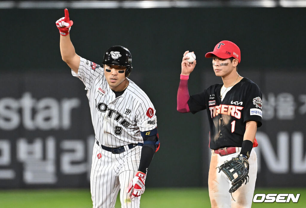 27일 부산 사직야구장에서 2025 신한 SOL 뱅크 KBO 리그 롯데 자이언츠와 KIA 타이거즈의 경기가 열렸다. 홈팀 롯데는 나균안이, 방문팀 KIA는 네일이 선발 출전했다.롯데 자이언츠 전준우가 8회말 2사 2,3루 우중간 2타점 2루타를 치고 세리머니를 하고 있다. 2025.07.27 / foto0307@osen.co.kr