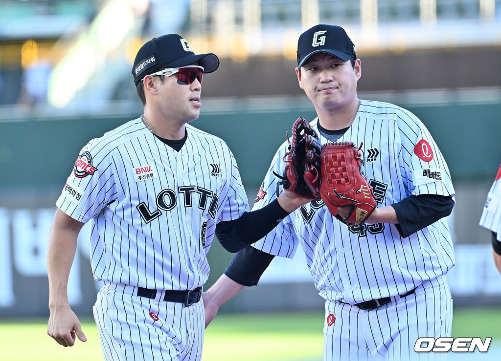 27일 부산 사직야구장에서 2025 신한 SOL 뱅크 KBO 리그 롯데 자이언츠와 KIA 타이거즈의 경기가 열렸다. 홈팀 롯데는 나균안이, 방문팀 KIA는 네일이 선발 출전했다.롯데 자이언츠 선발 투수 나균안이 1회초 수비를 마치고 전준우를 맞고 있다. 2025.07.27 / foto0307@osen.co.kr