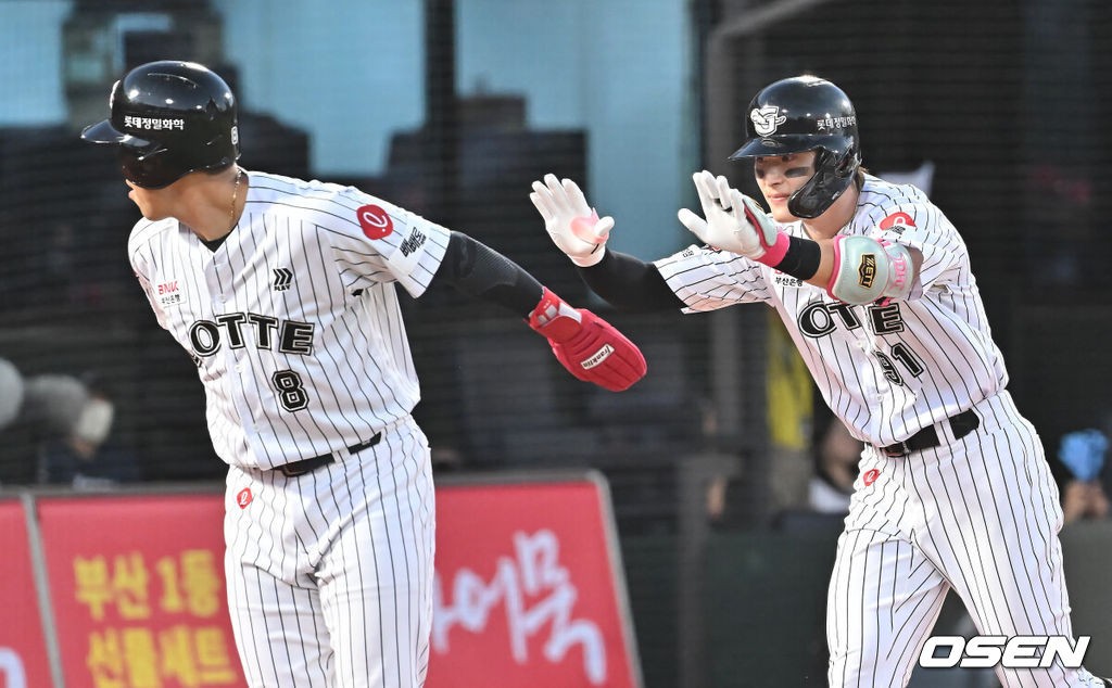 25일 부산 사직야구장에서 2025 신한 SOL 뱅크 KBO 리그 롯데 자이언츠와 KIA 타이거즈의 경기가 열렸다. 홈팀 롯데는 데이비슨이, 방문팀 KIA는 김건국이 선발 출전했다.롯데 자이언츠 윤동희가 4회말 1사 1루 좌월 역전 2점 홈런을 치고 전준우와 하이파이브를 하고 있다. 2025.07.25 / foto0307@osen.co.kr