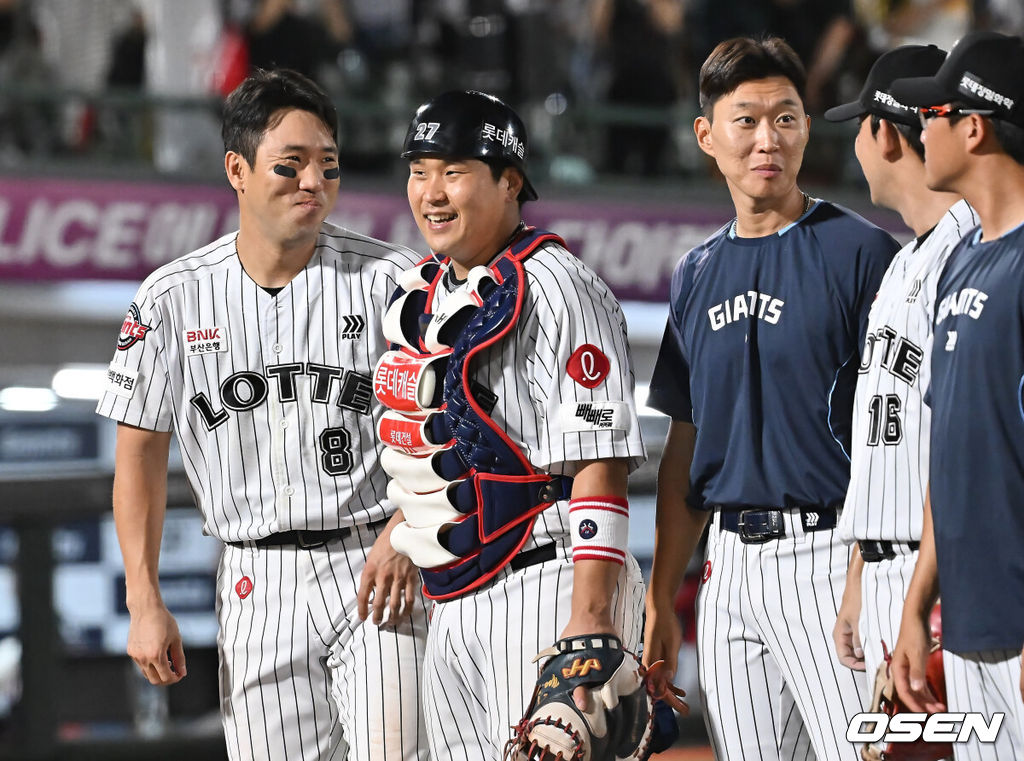 27일 부산 사직야구장에서 2025 신한 SOL 뱅크 KBO 리그 롯데 자이언츠와 KIA 타이거즈의 경기가 열렸다. 홈팀 롯데는 나균안이, 방문팀 KIA는 네일이 선발 출전했다.롯데 자이언츠 전준우와 유강남이 KIA 타이거즈에 5-3으로 승리, 스윙승을 올리고 기뻐하고 있다. 2025.07.27 / foto0307@osen.co.kr