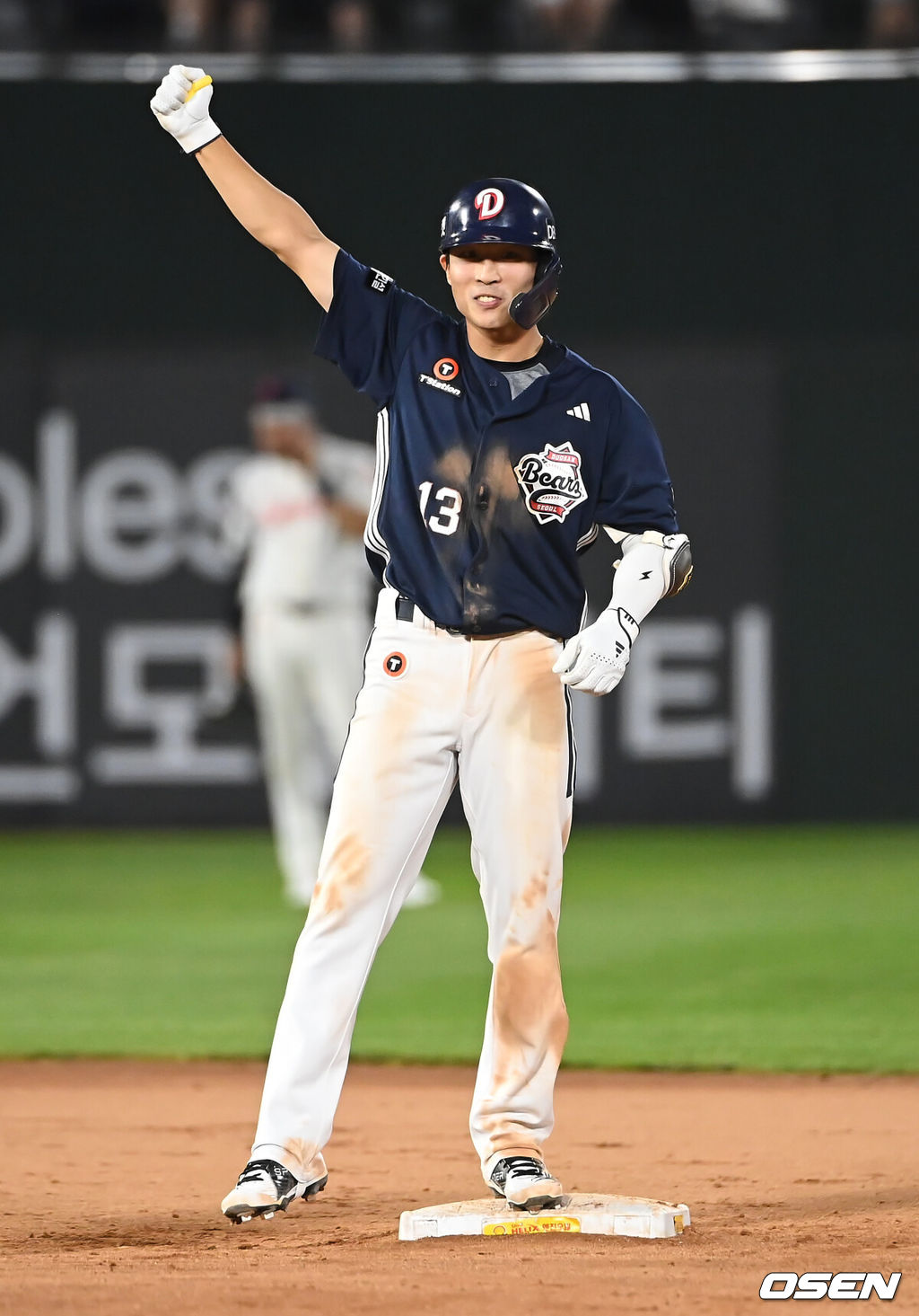 9일 부산 사직야구장에서 2025 신한 SOL 뱅크 KBO 리그 롯데 자이언츠와 두산 베어스의 경기가 열렸다. 홈팀 롯데는 이민석이, 방문팀 두산은 곽빈이 선발 출전했다.두산 베어스 이유찬이 9회말 2사 2루 역전 1타점 우익수 앞 안타를 치고 2루가지 진출해 세리머니를 하고 있다. 2025.07.09 / foto0307@osen.co.kr