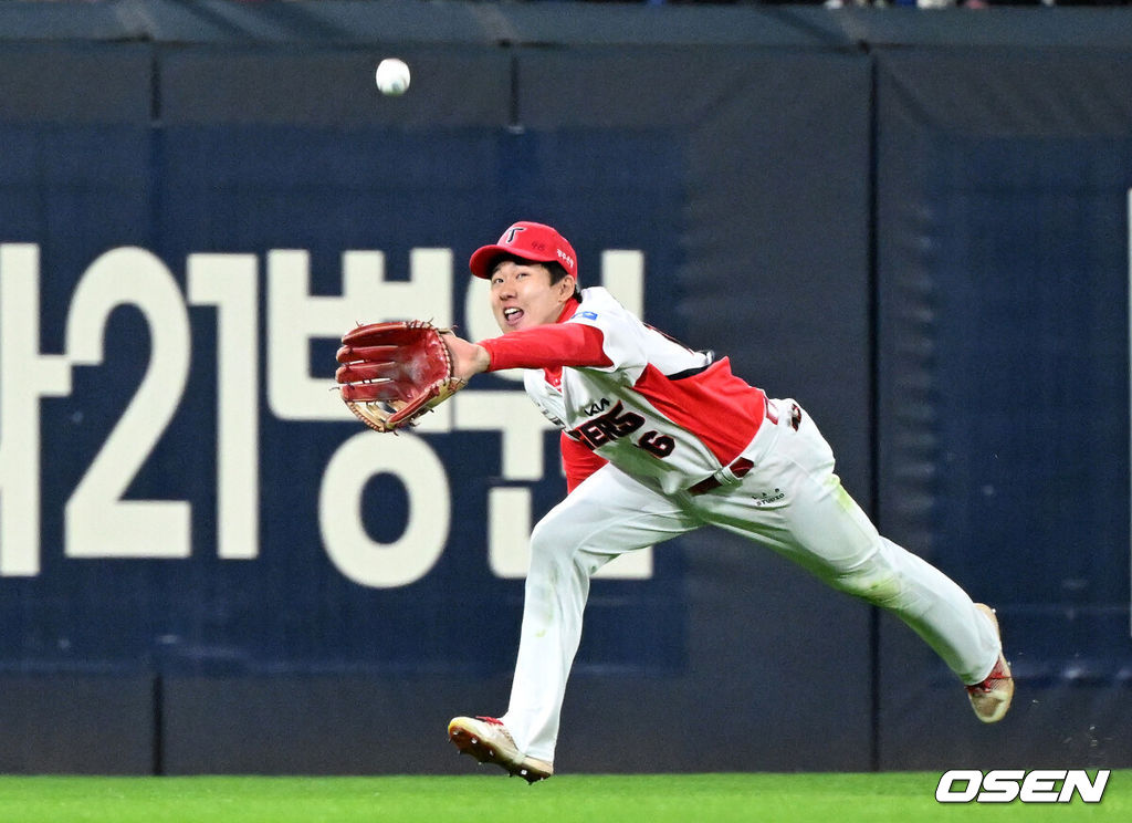 23일 광주 기아챔피언스필드에서 2024 신한 SOL뱅크 KBO 한국시리즈 2차전 KIA 타이거즈와 삼성 라이온즈의 경기가 열렸다.KIA는 양현종, 삼성은 황동재를 선발 투수로 내세웠다.6회초 1사 1,2루에서 삼성 김현준 적시타 때 KIA 최원준이 몸을 날렸으나 놓치고 있다. 2024.10.23 / sunday@osen.co.kr