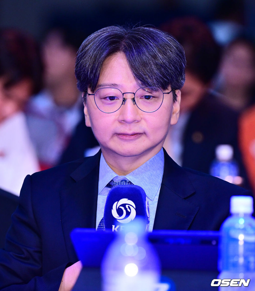 11일 오후 서울 잠실 롯데호텔 월드에서 2025 KBO 신인 드래프트가 열렸다.2025 KBO 신인 드래프트는 전면 드래프트 방식으로 진행된다. 지명은 1라운드부터 11라운드까지 이뤄지며, 2023년도 구단 순위의 역순인 키움-한화-삼성-롯데-KIA-두산-NC-SSG-KT-LG 순서로 실시된다.NC 임선남 단장이 지명을 하고 있다. 2024.09.11 / jpnews@osen.co.kr