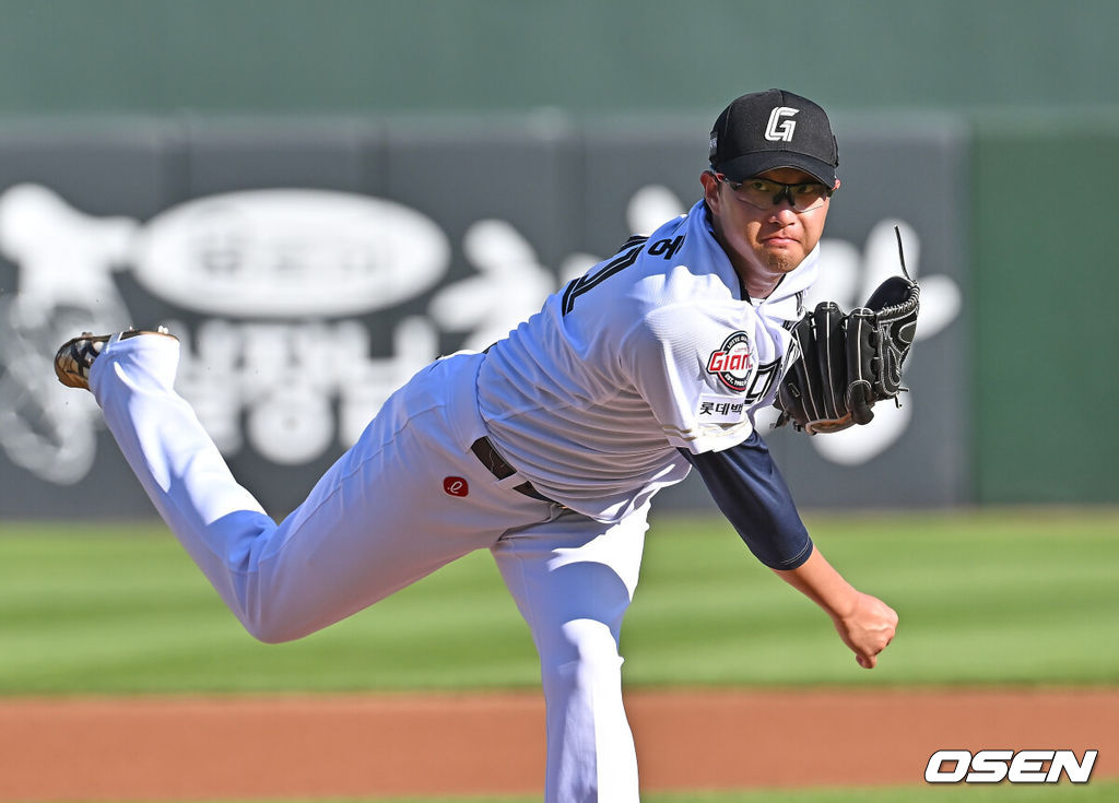29일 부산 사직야구장에서 2025 신한 SOL 뱅크 KBO 리그 롯데 자이언츠와 KT 위즈의 경기가 열렸다. 홈팀 롯데는 박세웅이, 방문팀 KT는 쿠에바스가 선발 출전했다.롯데 자이언츠 선발 투수 박세웅이 역투하고 있다. 2025.06.29 / foto0307@osen.co.kr