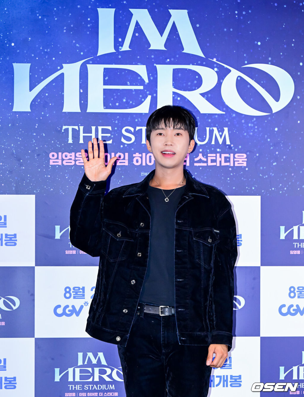 22일 오후 서울 CGV 용산 아이파크몰에서 영화 '임영웅 아임 히어로 더 스타디움' 언론시사회 및 무대인사가 열렸다.‘임영웅│아임 히어로 더 스타디움’은 지난 5월 약 10만 명의 영웅시대와 서울월드컵경기장을 하늘빛으로 가득 채운 임영웅의 첫 스타디움 입성기를 다룬 영화로, 공연 실황과 함께 비하인드가 그려진다.임영웅이 포토타임을 하고 있다. 2024.08.22 / jpnews@osen.co.kr