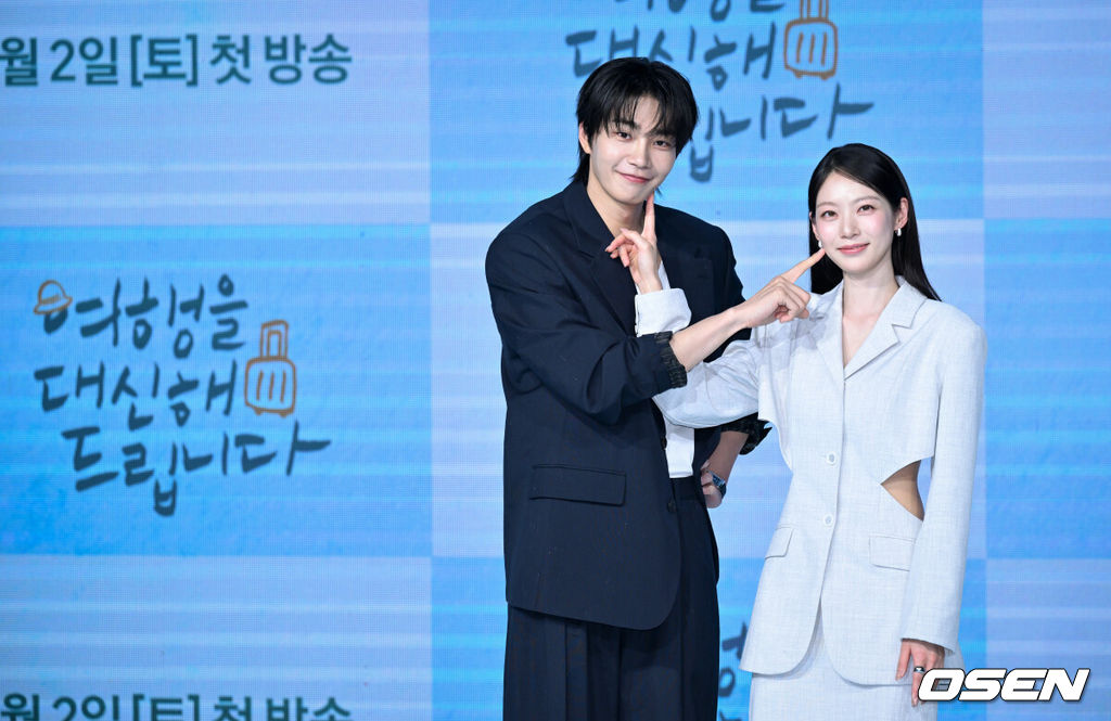 29일 오후 서울 상암동 쇼킹케이팝센터에서 채널A 새 토일드라마 ‘여행을 대신해 드립니다’ 제작발표회가 열렸다.이날 행사에는 배우 공승연, 유준상, 김재영, 홍수현, 오현중, 강솔 감독이 참석했다.배우 김재영, 공승연이 포즈를 취하고 있다. 2025.07.29 /cej@osen.co.kr