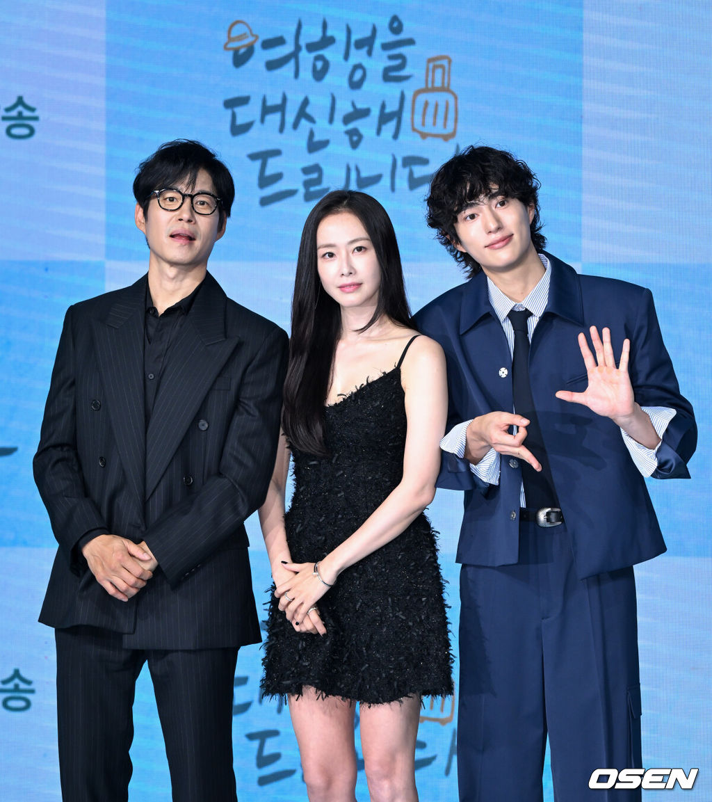29일 오후 서울 상암동 쇼킹케이팝센터에서 채널A 새 토일드라마 ‘여행을 대신해 드립니다’ 제작발표회가 열렸다.이날 행사에는 배우 공승연, 유준상, 김재영, 홍수현, 오현중, 강솔 감독이 참석했다.배우 유준상, 홍수현, 오현중이 포즈를 취하고 있다. 2025.07.29 /cej@osen.co.kr