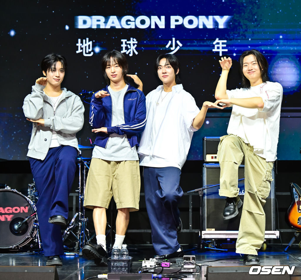 29일 오후 서울 서대문구 예스24 원더로크홀에서 밴드그룹 드래곤포니(Dragon Pony) 디지털 싱글 ‘지구소년’ 발매 쇼케이스가 진행됐다.‘지구소년’은 신호를 잃고 궤도를 벗어나 우주를 떠도는 비행선처럼, 방황하는 청춘의 내면을 담아낸 곡으로 드래곤포니가 그간 단독 콘서트와 페스티벌 무대를 통해 선공개한 곡이다. 이후 팬들의 정식 음원 발매 요청이 쏟아졌고, 드래곤포니는 팬들의 뜨거운 성원에 보답하고자 ‘지구소년’의 발매를 전격 결정했다. 드래곤포니가 포즈를 취하고 있다.   2025.07.29 / soul1014@osen.co.kr