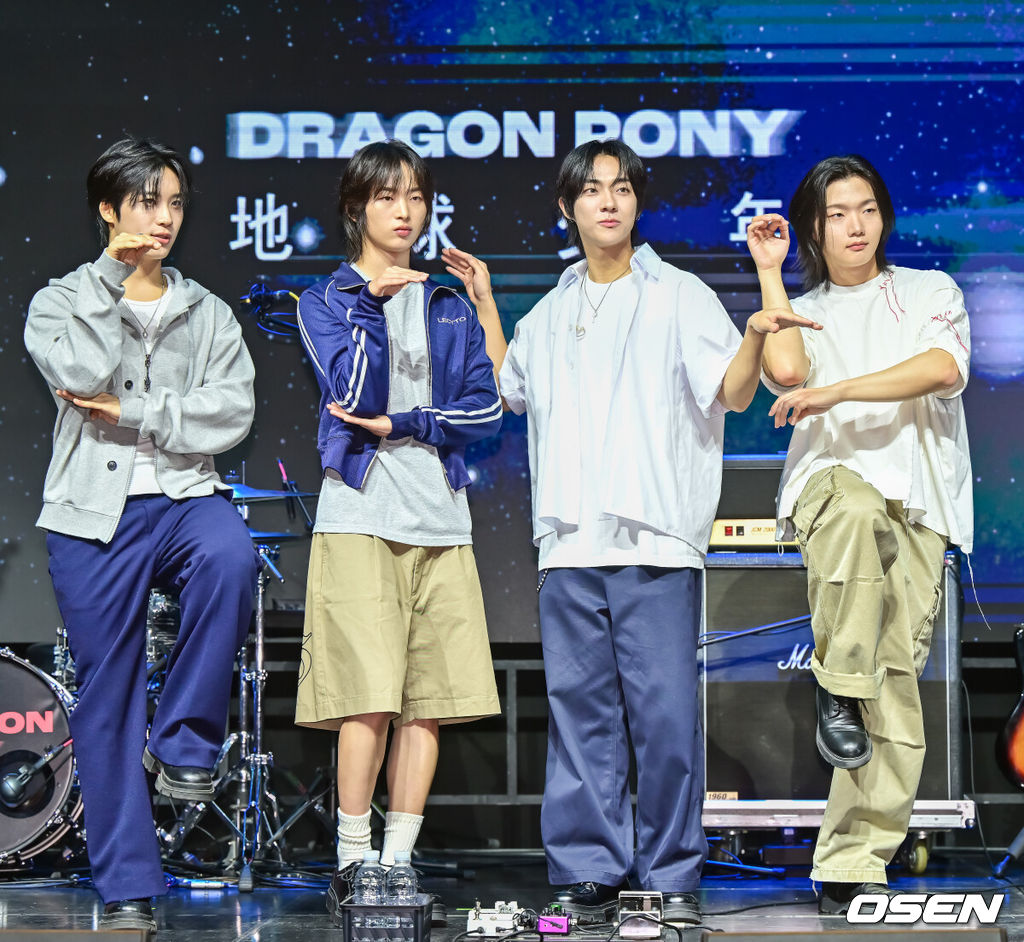 29일 오후 서울 서대문구 예스24 원더로크홀에서 밴드그룹 드래곤포니(Dragon Pony) 디지털 싱글 ‘지구소년’ 발매 쇼케이스가 진행됐다.‘지구소년’은 신호를 잃고 궤도를 벗어나 우주를 떠도는 비행선처럼, 방황하는 청춘의 내면을 담아낸 곡으로 드래곤포니가 그간 단독 콘서트와 페스티벌 무대를 통해 선공개한 곡이다. 이후 팬들의 정식 음원 발매 요청이 쏟아졌고, 드래곤포니는 팬들의 뜨거운 성원에 보답하고자 ‘지구소년’의 발매를 전격 결정했다. 드래곤포니가 포즈를 취하고 있다.   2025.07.29 / soul1014@osen.co.kr