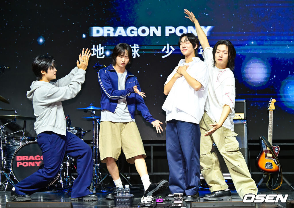 29일 오후 서울 서대문구 예스24 원더로크홀에서 밴드그룹 드래곤포니(Dragon Pony) 디지털 싱글 ‘지구소년’ 발매 쇼케이스가 진행됐다.‘지구소년’은 신호를 잃고 궤도를 벗어나 우주를 떠도는 비행선처럼, 방황하는 청춘의 내면을 담아낸 곡으로 드래곤포니가 그간 단독 콘서트와 페스티벌 무대를 통해 선공개한 곡이다. 이후 팬들의 정식 음원 발매 요청이 쏟아졌고, 드래곤포니는 팬들의 뜨거운 성원에 보답하고자 ‘지구소년’의 발매를 전격 결정했다. 생일 맞은 드래곤포니 멤버 고강훈이 멤버들의 축하속 포즈를 취하고 있다.   2025.07.29 / soul1014@osen.co.kr
