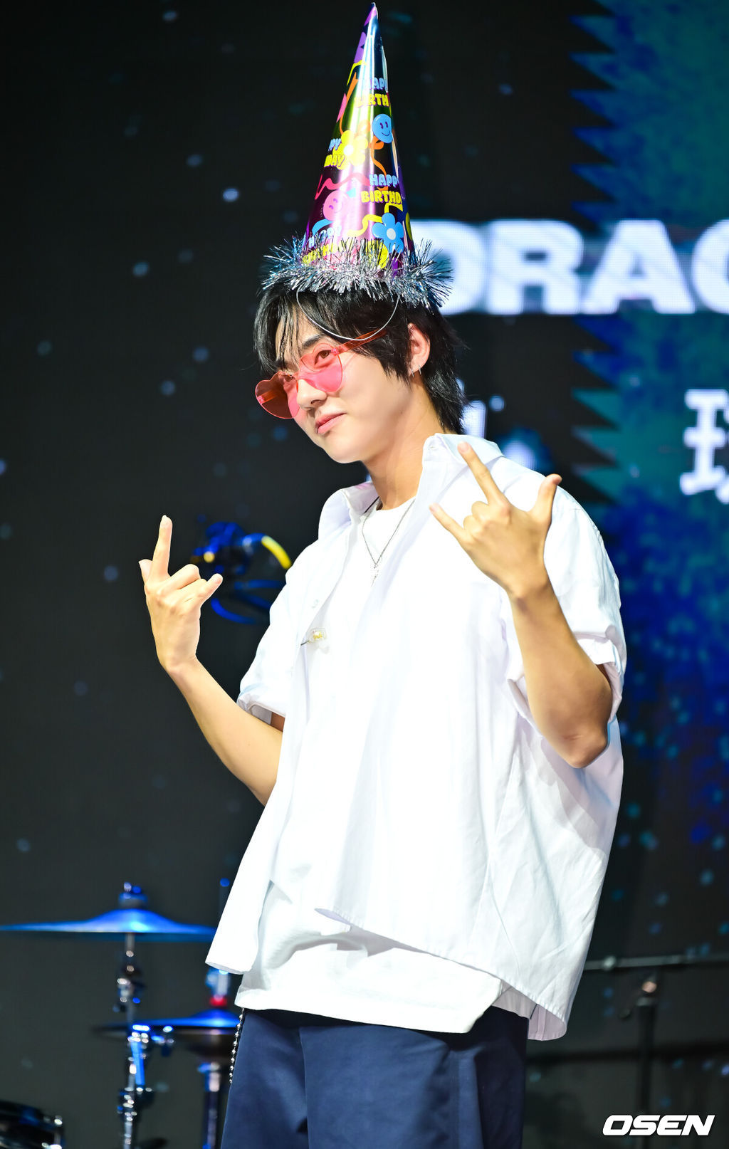 29일 오후 서울 서대문구 예스24 원더로크홀에서 밴드그룹 드래곤포니(Dragon Pony) 디지털 싱글 ‘지구소년’ 발매 쇼케이스가 진행됐다.‘지구소년’은 신호를 잃고 궤도를 벗어나 우주를 떠도는 비행선처럼, 방황하는 청춘의 내면을 담아낸 곡으로 드래곤포니가 그간 단독 콘서트와 페스티벌 무대를 통해 선공개한 곡이다. 이후 팬들의 정식 음원 발매 요청이 쏟아졌고, 드래곤포니는 팬들의 뜨거운 성원에 보답하고자 ‘지구소년’의 발매를 전격 결정했다. 생일 맞은 드래곤포니 멤버 안태규가 생일 모자를 쓰고 포즈를 취하고 있다.   2025.07.29 / soul1014@osen.co.kr