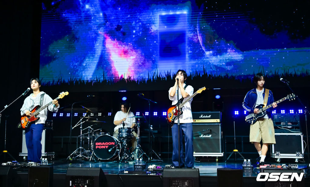 29일 오후 서울 서대문구 예스24 원더로크홀에서 밴드그룹 드래곤포니(Dragon Pony) 디지털 싱글 ‘지구소년’ 발매 쇼케이스가 진행됐다.‘지구소년’은 신호를 잃고 궤도를 벗어나 우주를 떠도는 비행선처럼, 방황하는 청춘의 내면을 담아낸 곡으로 드래곤포니가 그간 단독 콘서트와 페스티벌 무대를 통해 선공개한 곡이다. 이후 팬들의 정식 음원 발매 요청이 쏟아졌고, 드래곤포니는 팬들의 뜨거운 성원에 보답하고자 ‘지구소년’의 발매를 전격 결정했다. 드래곤포니가 멋진 무대를 펼치고 있다.  2025.07.29 / soul1014@osen.co.kr