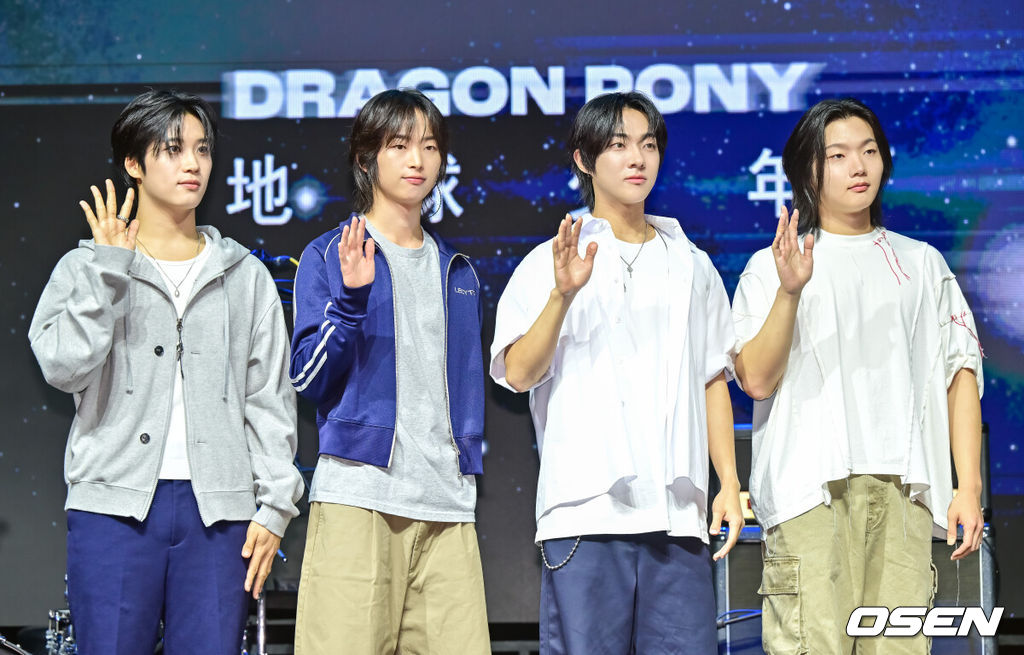 29일 오후 서울 서대문구 예스24 원더로크홀에서 밴드그룹 드래곤포니(Dragon Pony) 디지털 싱글 ‘지구소년’ 발매 쇼케이스가 진행됐다.‘지구소년’은 신호를 잃고 궤도를 벗어나 우주를 떠도는 비행선처럼, 방황하는 청춘의 내면을 담아낸 곡으로 드래곤포니가 그간 단독 콘서트와 페스티벌 무대를 통해 선공개한 곡이다. 이후 팬들의 정식 음원 발매 요청이 쏟아졌고, 드래곤포니는 팬들의 뜨거운 성원에 보답하고자 ‘지구소년’의 발매를 전격 결정했다. 드래곤포니가 포즈를 취하고 있다.   2025.07.29 / soul1014@osen.co.kr