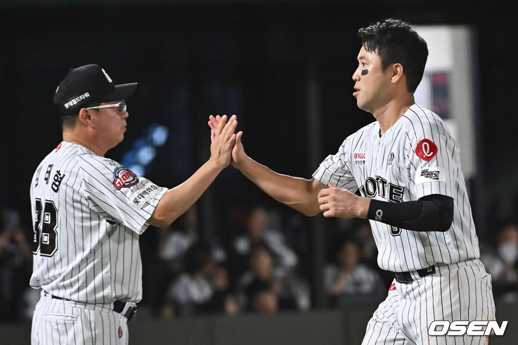 27일 부산 사직야구장에서 2025 신한 SOL 뱅크 KBO 리그 롯데 자이언츠와 KIA 타이거즈의 경기가 열렸다. 홈팀 롯데는 나균안이, 방문팀 KIA는 네일이 선발 출전했다.롯데 자이언츠 전준우가 KIA 타이거즈에 5-3으로 승리, 스윙승을 올리고 김태형 감독과 하이파이브를 하고 있다. 2025.07.27 / foto0307@osen.co.kr