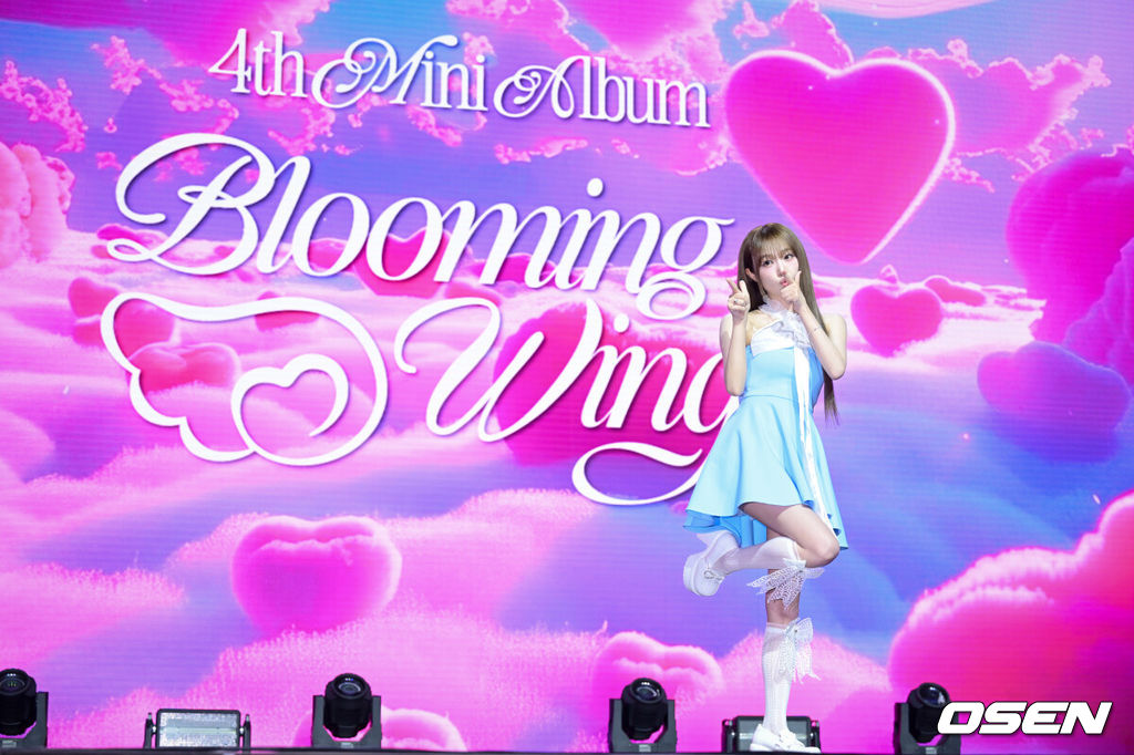 최예나의 네 번째 미니앨범 ‘Blooming Wings(블루밍 윙스)’ 발매 기념 쇼케이스가 29일 오후 서울 용산구 블루스퀘어 SOL트래블홀에서 열렸다.이번 앨범의 타이틀곡 ‘착하다는 말이 제일 싫어’는 화려한 스트링과 악기들이 한여름 불꽃놀이처럼 펼쳐지는 곡이다. 최예나가 작사에 참여했고, 사랑하는 사람에게 그저 착하고 좋은 사람이 되고 싶었던 순수한 마음과 이별 후의 아픔, 사랑하며 겪는 모든 감정을 “착하다는 말이 제일 싫어”라는 한 마디에 함축해 듣는 이에게 여운과 공감을 전한다.최예나가 포즈를 취하고 있다. 2025.07.29 /cej@osen.co.kr