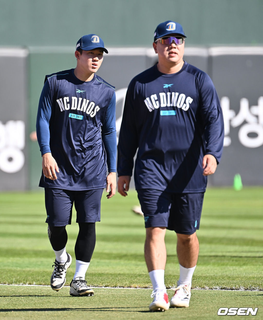 29일 부산 사직야구장에서 2025 신한 SOL 뱅크 KBO 리그 롯데 자이언츠와 NC 다이노스의 경기가 열린다. 홈팀 롯데는 박세웅이, 방문팀 NC는 로건이 선발 출전한다.KIA에서 NC로 트레이드된 최원준(왼쪽)과 이우성이 훈련을 하고 있다. 2025.07.29 / foto0307@osen.co.kr