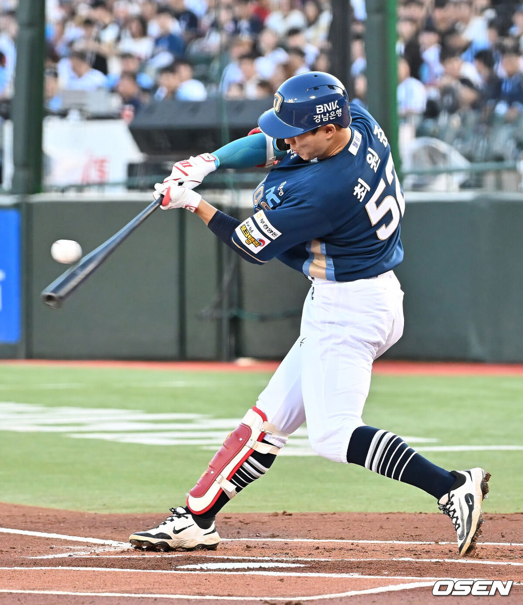 29일 부산 사직야구장에서 2025 신한 SOL 뱅크 KBO 리그 롯데 자이언츠와 NC 다이노스의 경기가 열렸다. 홈팀 롯데는 박세웅이, 방문팀 NC는 로건이 선발 출전했다.NC 다이노스 최원준이 1회초 힘찬 타격을 하고 있다. 2025.07.29 / foto0307@osen.co.kr
