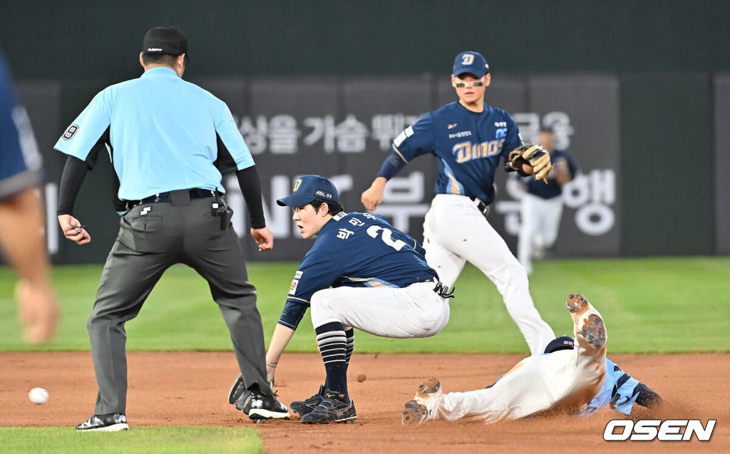 29일 부산 사직야구장에서 2025 신한 SOL 뱅크 KBO 리그 롯데 자이언츠와 NC 다이노스의 경기가 열렸다. 홈팀 롯데는 박세웅이, 방문팀 NC는 로건이 선발 출전했다.롯데 자이언츠 손호영이 4회말 무사 1루 레이예스 타석때 2루 도루 성공하고 있다. 2025.07.29 / foto0307@osen.co.kr
