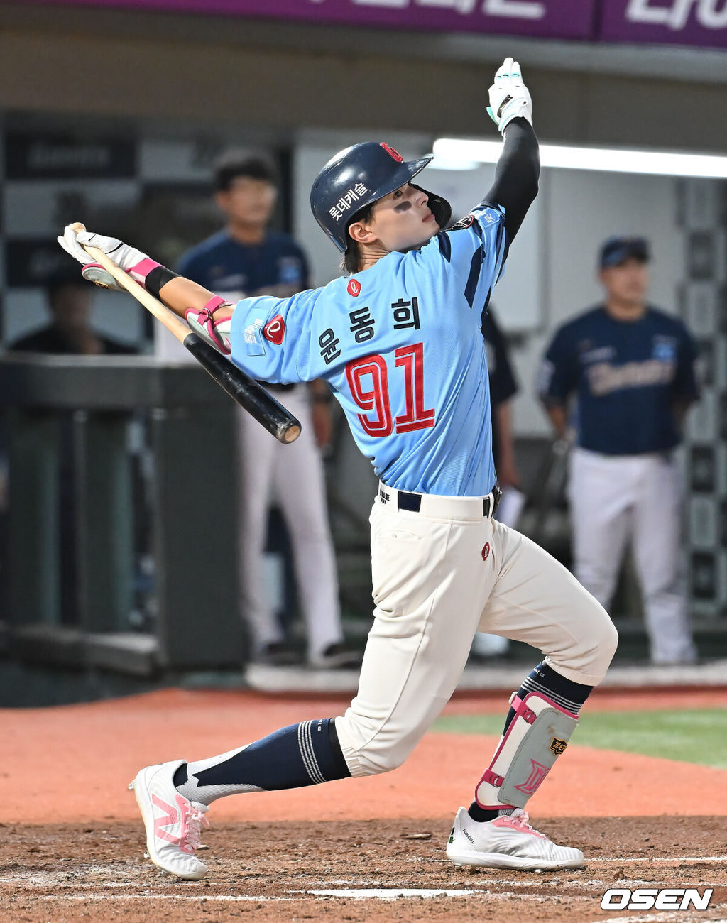 29일 부산 사직야구장에서 2025 신한 SOL 뱅크 KBO 리그 롯데 자이언츠와 NC 다이노스의 경기가 열렸다. 홈팀 롯데는 박세웅이, 방문팀 NC는 로건이 선발 출전했다.롯데 자이언츠 윤동희가 4회말 1사 3루 1타점 우익수 희생 플라이볼을 치고 있다. 2025.07.29 / foto0307@osen.co.kr