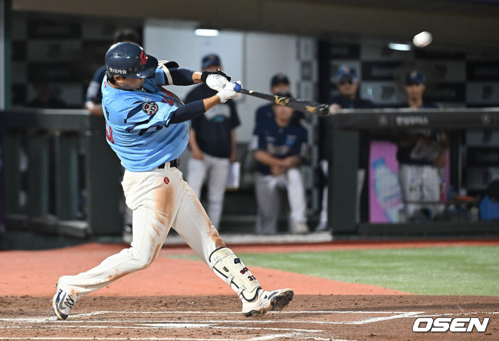 29일 부산 사직야구장에서 2025 신한 SOL 뱅크 KBO 리그 롯데 자이언츠와 NC 다이노스의 경기가 열렸다. 홈팀 롯데는 박세웅이, 방문팀 NC는 로건이 선발 출전했다.롯데 자이언츠 손호영이 6회말 무사 1루 좌월 2점 홈런을 치고 있다. 2025.07.29 / foto0307@osen.co.kr