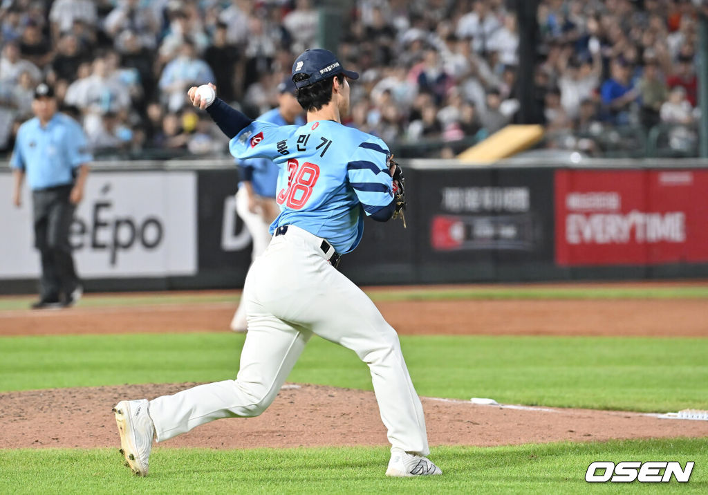 29일 부산 사직야구장에서 2025 신한 SOL 뱅크 KBO 리그 롯데 자이언츠와 NC 다이노스의 경기가 열렸다. 홈팀 롯데는 박세웅이, 방문팀 NC는 로건이 선발 출전했다.롯데 자이언츠 홍민기가 7회초 무사 1루 NC 다이노스 오영수의 투수 앞 땅볼을 잡아 2루 송구를 했으나 실책을 범하고 있다. 2025.07.29 / foto0307@osen.co.kr