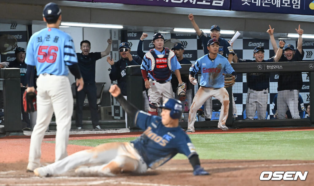29일 부산 사직야구장에서 2025 신한 SOL 뱅크 KBO 리그 롯데 자이언츠와 NC 다이노스의 경기가 열렸다. 홈팀 롯데는 박세웅이, 방문팀 NC는 로건이 선발 출전했다.NC 다이노스 이호준 감독과 코치진들이 7회초 2사 2,3루 김형준의 볼넷때 폭투로 최정원에 이어 김휘집의 득점에 환호하고 있다. 2025.07.29 / foto0307@osen.co.kr