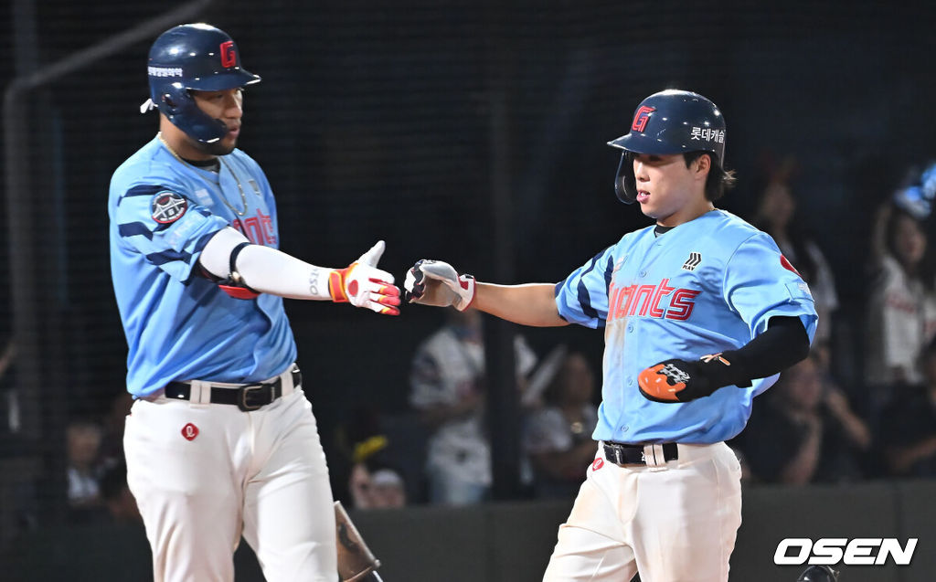 29일 부산 사직야구장에서 2025 신한 SOL 뱅크 KBO 리그 롯데 자이언츠와 NC 다이노스의 경기가 열렸다. 홈팀 롯데는 박세웅이, 방문팀 NC는 로건이 선발 출전했다.롯데 자이언츠 김동혁이 7회말 무사 만루 손호영의 좌익수 희생플라이 때 득점을 올리고 하이파이브를 하고 있다. 2025.07.29 / foto0307@osen.co.kr