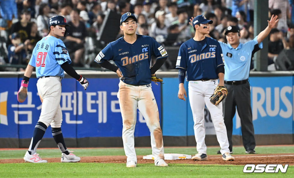 29일 부산 사직야구장에서 2025 신한 SOL 뱅크 KBO 리그 롯데 자이언츠와 NC 다이노스의 경기가 열렸다. 홈팀 롯데는 박세웅이, 방문팀 NC는 로건이 선발 출전했다.NC 다이노스 김휘집이 7회말 2사 만루 롯데 자이언츠 전준우의 3루 땅볼을 잡아 1루에 던졌으나 실책을 하며 2실점, 아쉬워하고 있다. 2025.07.29 / foto0307@osen.co.kr