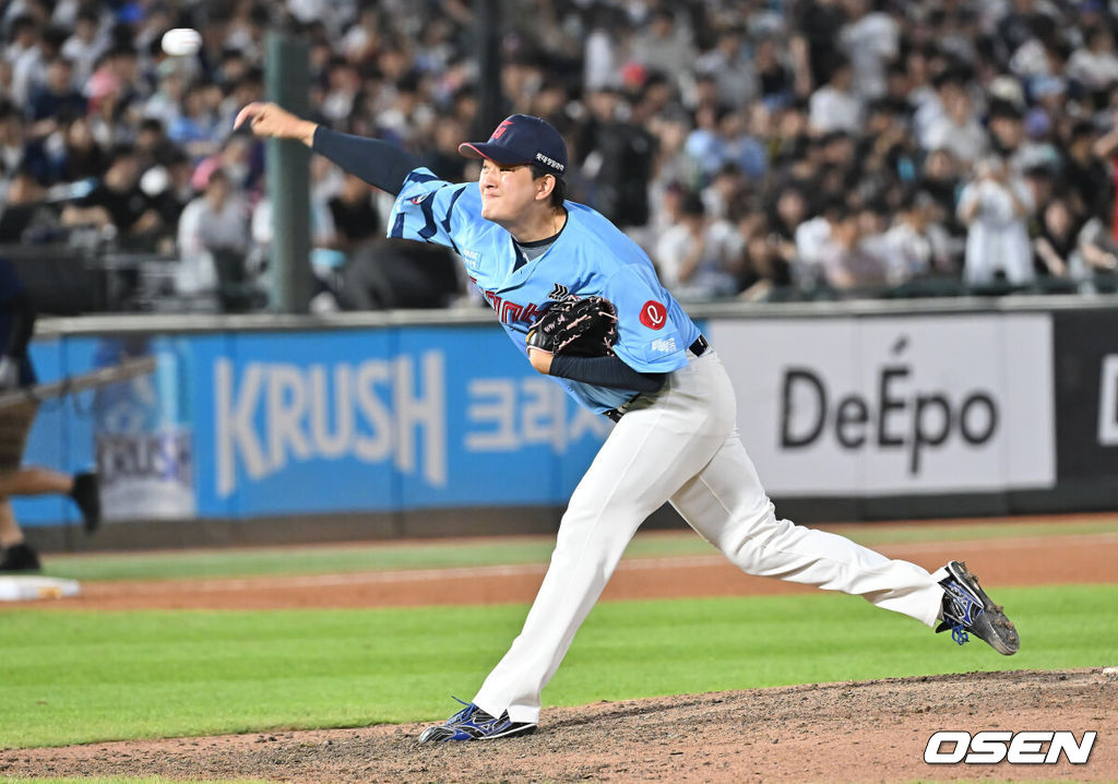 29일 부산 사직야구장에서 2025 신한 SOL 뱅크 KBO 리그 롯데 자이언츠와 NC 다이노스의 경기가 열렸다. 홈팀 롯데는 박세웅이, 방문팀 NC는 로건이 선발 출전했다.롯데 자이언츠 김원중이 역투하고 있다. 2025.07.29 / foto0307@osen.co.kr