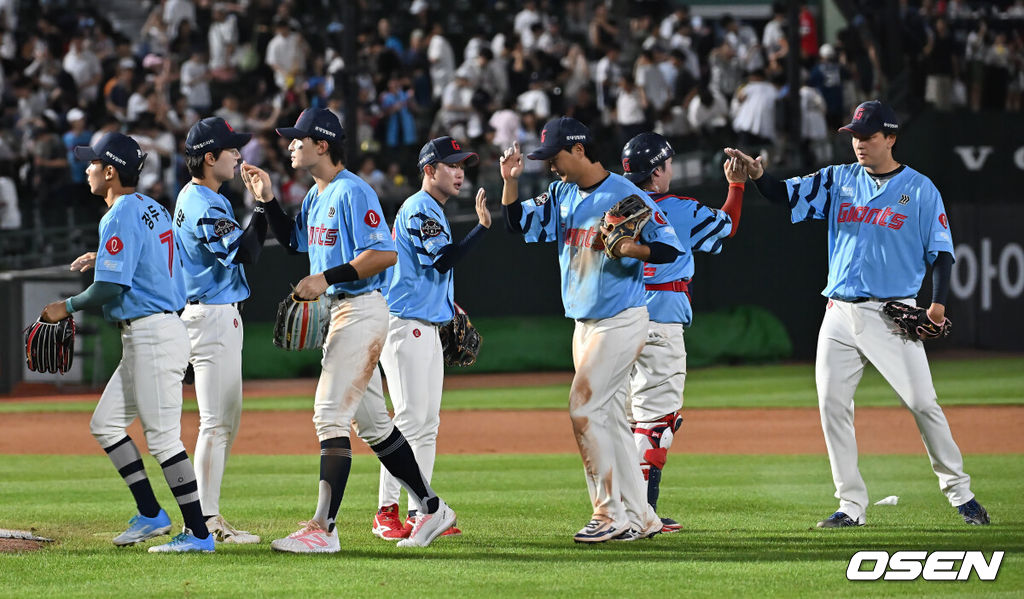 29일 부산 사직야구장에서 2025 신한 SOL 뱅크 KBO 리그 롯데 자이언츠와 NC 다이노스의 경기가 열렸다. 홈팀 롯데는 박세웅이, 방문팀 NC는 로건이 선발 출전했다.롯데 자이언츠 선수들이 NC 다이노스에 6-4로 승리한 후 기쁨을 나누고 있다. 2025.07.29 / foto0307@osen.co.kr