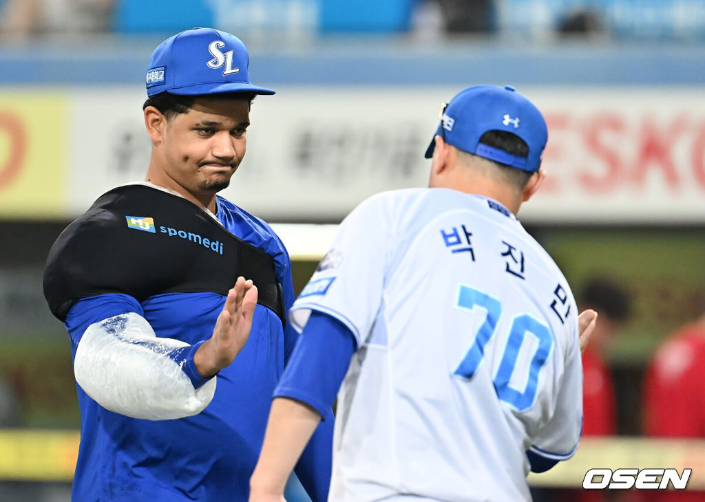 23일 대구삼성라이온즈파크에서 2025 신한 SOL 뱅크 KBO 리그 삼성 라이온즈와 SSG 랜더스의 경기가 열렸다. 홈팀 삼성은 가라비토가, 방문팀 SSG는 김건우가 선발 출전했다. 삼성 라이온즈 가라비토가 SSG 랜더스에 9-0으로 승리한 후 박진만 감독의 첫승을 축하를 받고 있다. 2025.07.23 / foto0307@osen.co.kr