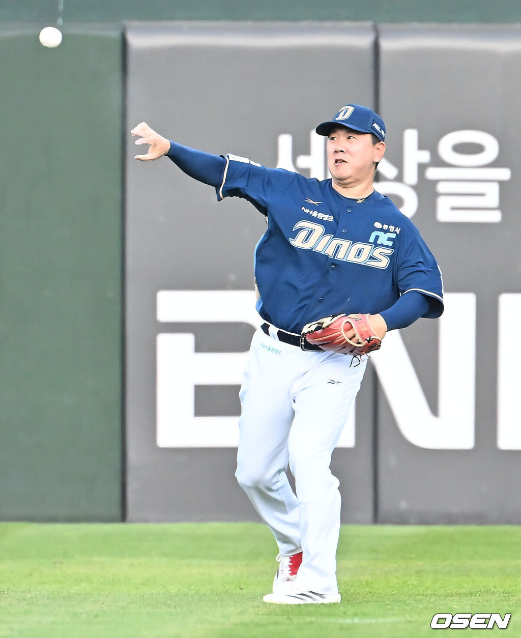 29일 부산 사직야구장에서 2025 신한 SOL 뱅크 KBO 리그 롯데 자이언츠와 NC 다이노스의 경기가 열렸다. 홈팀 롯데는 박세웅이, 방문팀 NC는 로건이 선발 출전했다.NC 다이노스 이우성이 1회말 롯데 자이언츠 손호영의 타구를 잡아 아웃시키고 있다. 2025.07.29 / foto0307@osen.co.kr