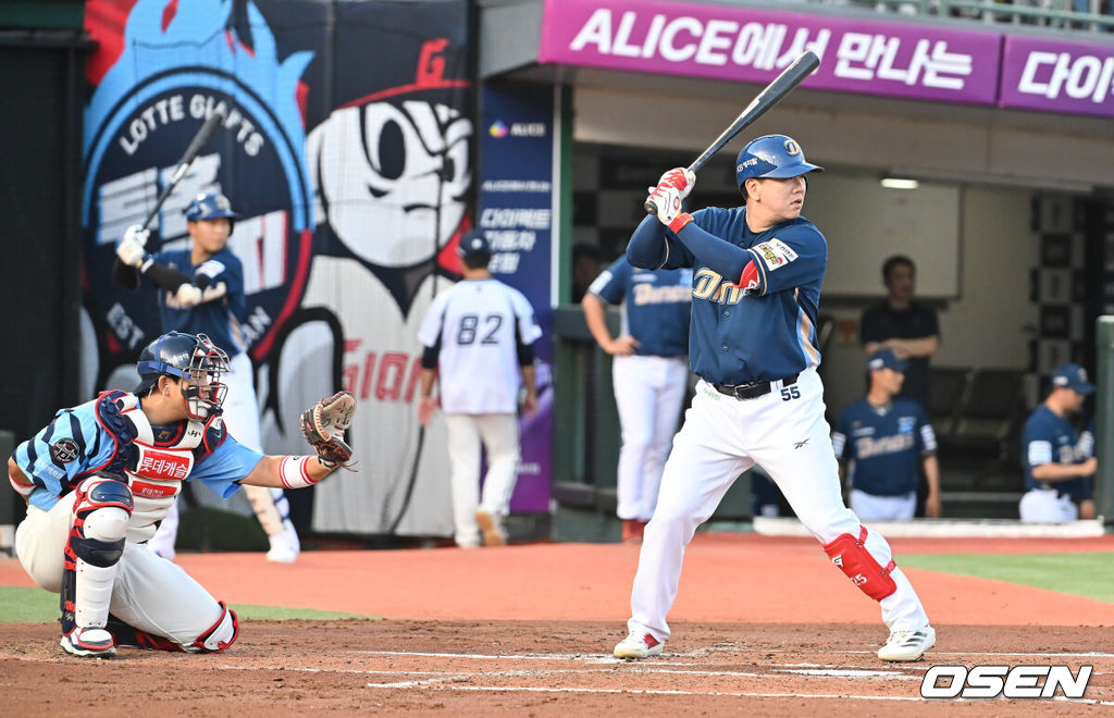 29일 부산 사직야구장에서 2025 신한 SOL 뱅크 KBO 리그 롯데 자이언츠와 NC 다이노스의 경기가 열렸다. 홈팀 롯데는 박세웅이, 방문팀 NC는 로건이 선발 출전했다.NC 다이노스 이우성이 2회초 첫 타석에 나서고 있다. 2025.07.29 / foto0307@osen.co.kr