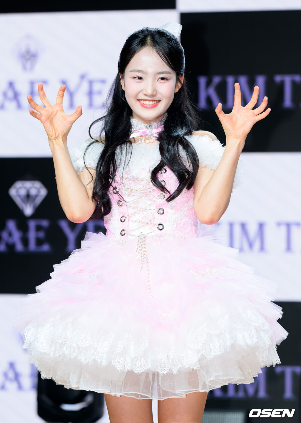 9일 오후 서울 일지아트홀에서 트로트 가수 김태연 첫 번째 정규앨범 '설레임' 발매기념 쇼케이스가 열렸다.김태연의 첫 번째 정규앨범 ‘설레임’은 깊어진 감성과 더욱 단단해진 보컬로 돌아온 김태연의 진심이 담긴 작품이다. 가수 김태연이 포토타임을 하고 있다. 2025.04.09 /sunday@osen.co.kr