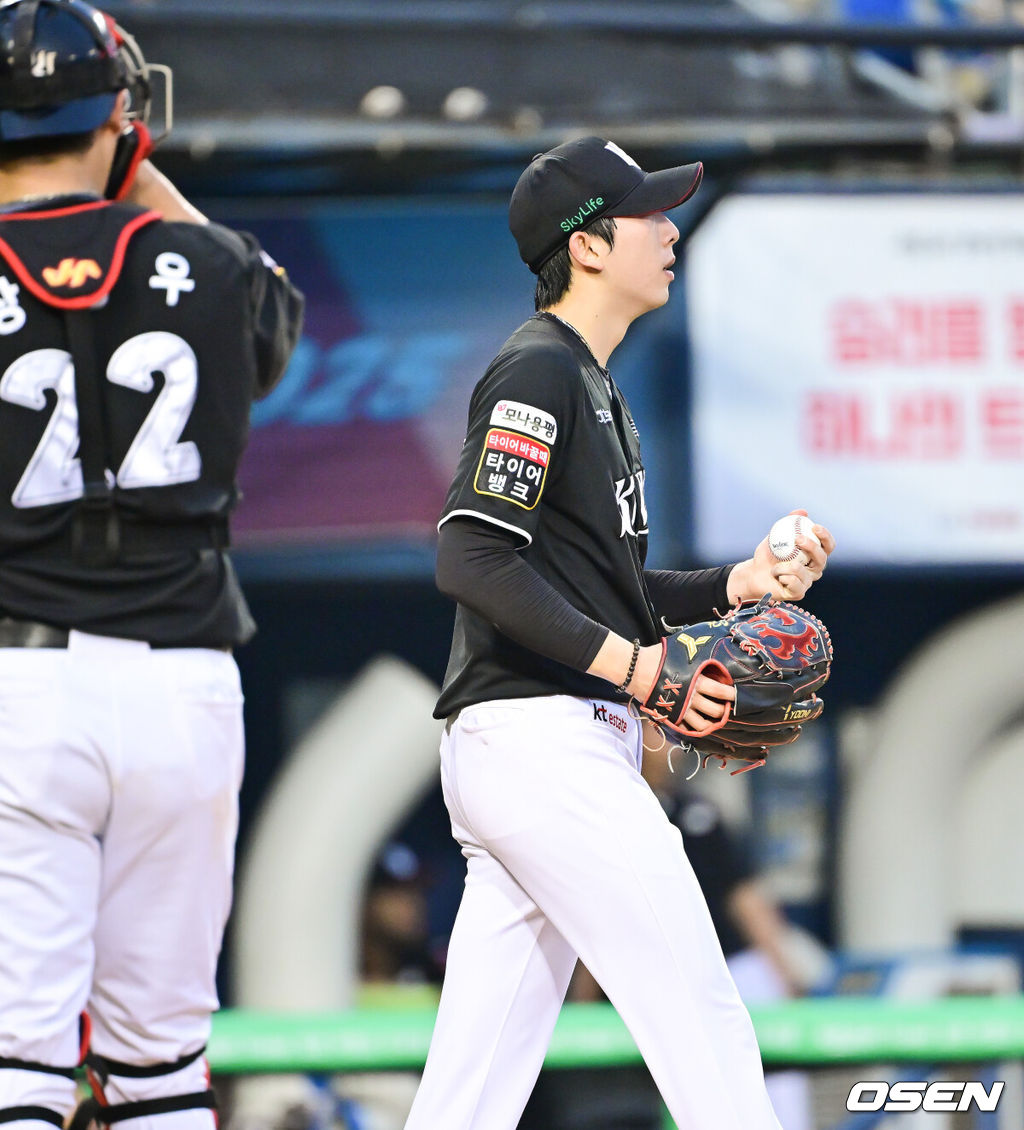 29일 오후 서울 잠실구장에서 ‘2025 신한 SOL BANK KBO리그’ LG 트윈스와 KT 위즈의 경기가 진행됐다.이날 경기에서 LG는 치리노스를, KT는 오원석을 선발투수로 내세웠다.   3회말 5실점 역전 허용한 KT 선발투수 오원석이 아쉬워하고 있다   2025.07.29 / soul1014@osen.co.kr