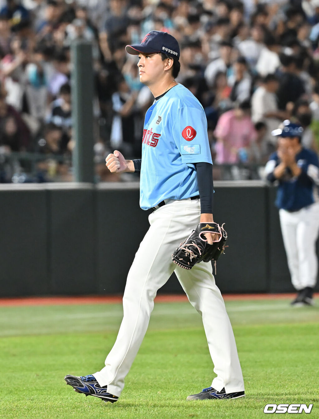 29일 부산 사직야구장에서 2025 신한 SOL 뱅크 KBO 리그 롯데 자이언츠와 NC 다이노스의 경기가 열렸다. 홈팀 롯데는 박세웅이, 방문팀 NC는 로건이 선발 출전했다.롯데 자이언츠 김원중이 9회말 2사 1루 NC 다이노스 김주원을 삼진으로 잡고 주먹을 불끈 쥐고 있다. 2025.07.29 / foto0307@osen.co.kr