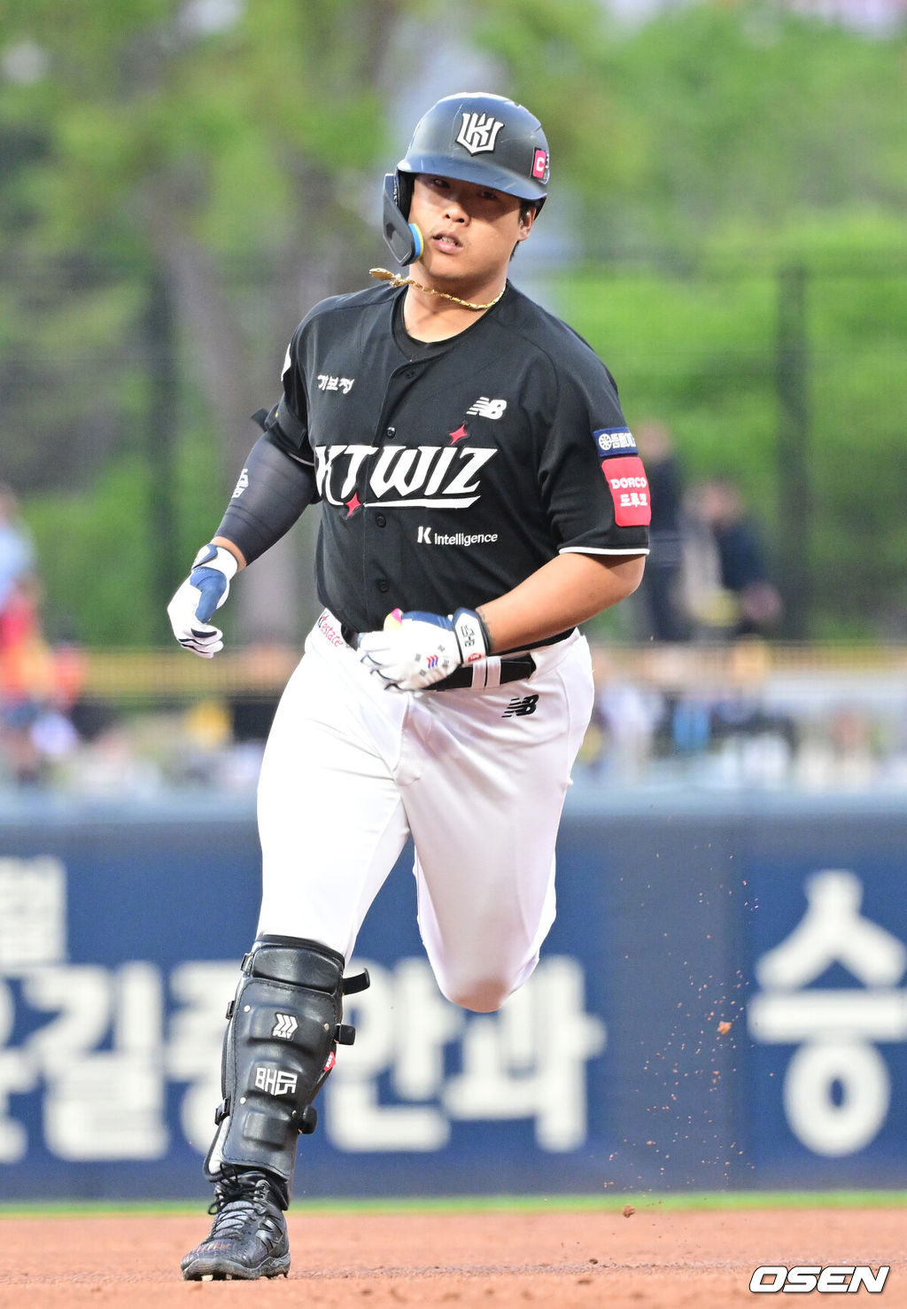 16일 오후 광주-기아 챔피언스필드에서 ‘2025 신한 SOL Bank KBO리그’ KIA 타이거즈와 KT 위즈의 경기가 열렸다.홈팀 KIA는 김도현, 방문팀 KT는 오원석을 선발투수로 내세웠다.2회초 무사 선두타자로 나선 KT 강백호가 선제 우월 솔로포를 날리고 그라운드를 돌고 있다. 2025.04.16 / 