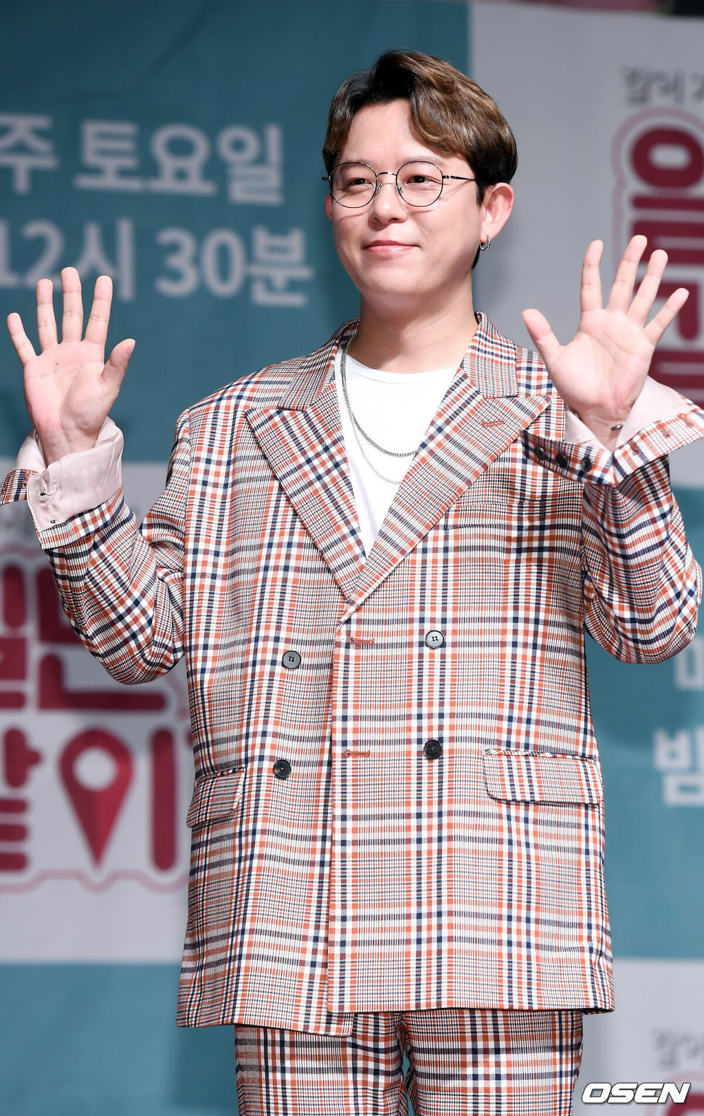 17일 오전 서울시 서초구 서초동 흰물결아트센터 화이트홀에서 셀럽티비 TV조선 예능 '일단 같이 가!' 제작발표회가 진행됐다. 무대 위에서 토니안이 포토타임을 갖고 있다. /rumi@osen.co.kr