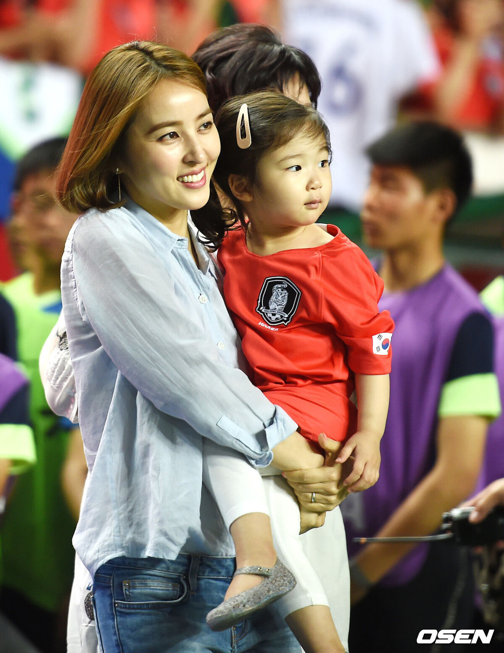 신태용 감독이 이끄는 축구 대표팀(FIFA랭킹 61위)이 1일 오후 8시 전주월드컵경기장서 보스니아 헤르체고비나(41위)와 A매치 평가전에서 에딘 비스카에게 해트트릭을 허용하며 1-3로 패배했다.이날 신태용호는 변형 스리백으로 나섰지만, 상대 역습에 쉽게 무너지는 약점을 노출하며 아쉬움을 남겼다. 한국은 온두라스-보스니아로 이어지는 국내 평가전을 1승 1패로 마무리했다. 신태용호는 평가전을 반영하여 23인의 최종 명단을 확정한 다음 오는 3일 전지 훈련지인 오스트리아로 출국할 계획이다.전반 종료후 기성용의 센츄리 클럽 가입 기념식에 부인 한혜진과 딸 기시온 양이 축하를 위해 그라운드에 들어서고 있다./jpnews@osen.co.kr