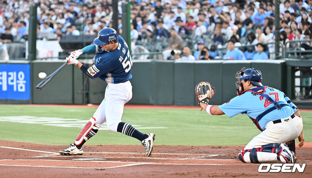 29일 부산 사직야구장에서 2025 신한 SOL 뱅크 KBO 리그 롯데 자이언츠와 NC 다이노스의 경기가 열렸다. 홈팀 롯데는 박세웅이, 방문팀 NC는 로건이 선발 출전했다.NC 다이노스 최원준이 1회초 힘찬 타격을 하고 있다. 2025.07.29 / foto0307@osen.co.kr