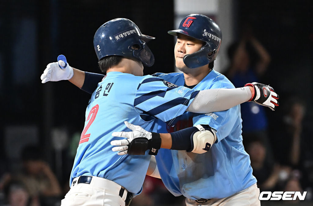 29일 부산 사직야구장에서 2025 신한 SOL 뱅크 KBO 리그 롯데 자이언츠와 NC 다이노스의 경기가 열렸다. 홈팀 롯데는 박세웅이, 방문팀 NC는 로건이 선발 출전했다.롯데 자이언츠 손호영이 6회말 무사 1루 좌월 2점 홈런을 치고 고승민과 포옹을 하고 있다. 2025.07.29 / foto0307@osen.co.kr