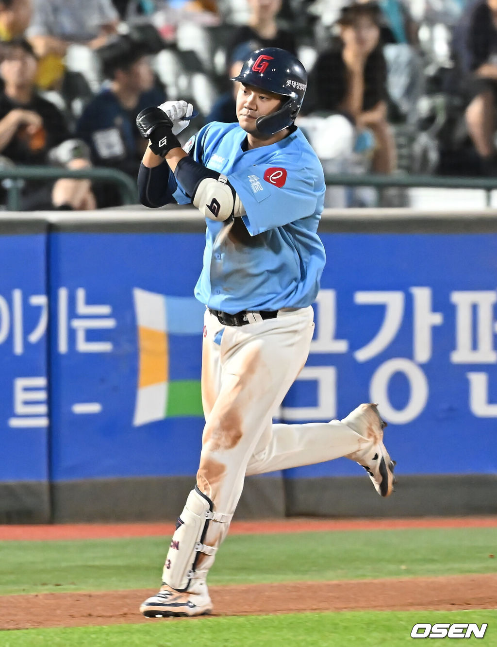 29일 부산 사직야구장에서 2025 신한 SOL 뱅크 KBO 리그 롯데 자이언츠와 NC 다이노스의 경기가 열렸다. 홈팀 롯데는 박세웅이, 방문팀 NC는 로건이 선발 출전했다.롯데 자이언츠 손호영이 6회말 무사 1루 좌월 2점 홈런을 치고 세리머니를 하고 있다. 2025.07.29 / foto0307@osen.co.kr