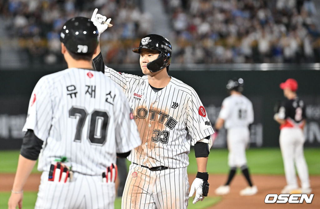 25일 부산 사직야구장에서 2025 신한 SOL 뱅크 KBO 리그 롯데 자이언츠와 KIA 타이거즈의 경기가 열렸다. 홈팀 롯데는 데이비슨이, 방문팀 KIA는 김건국이 선발 출전했다.롯데 자이언츠 손호영이 6회말 무사 1루 좌익수 앞 안타를 치고 세리머니를 하고 있다. 2025.07.25 / foto0307@osen.co.kr