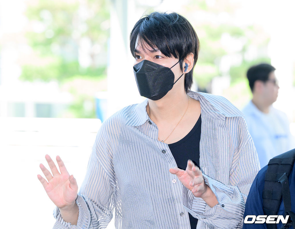 공항 찾은 팬들에게 다정한 인사
