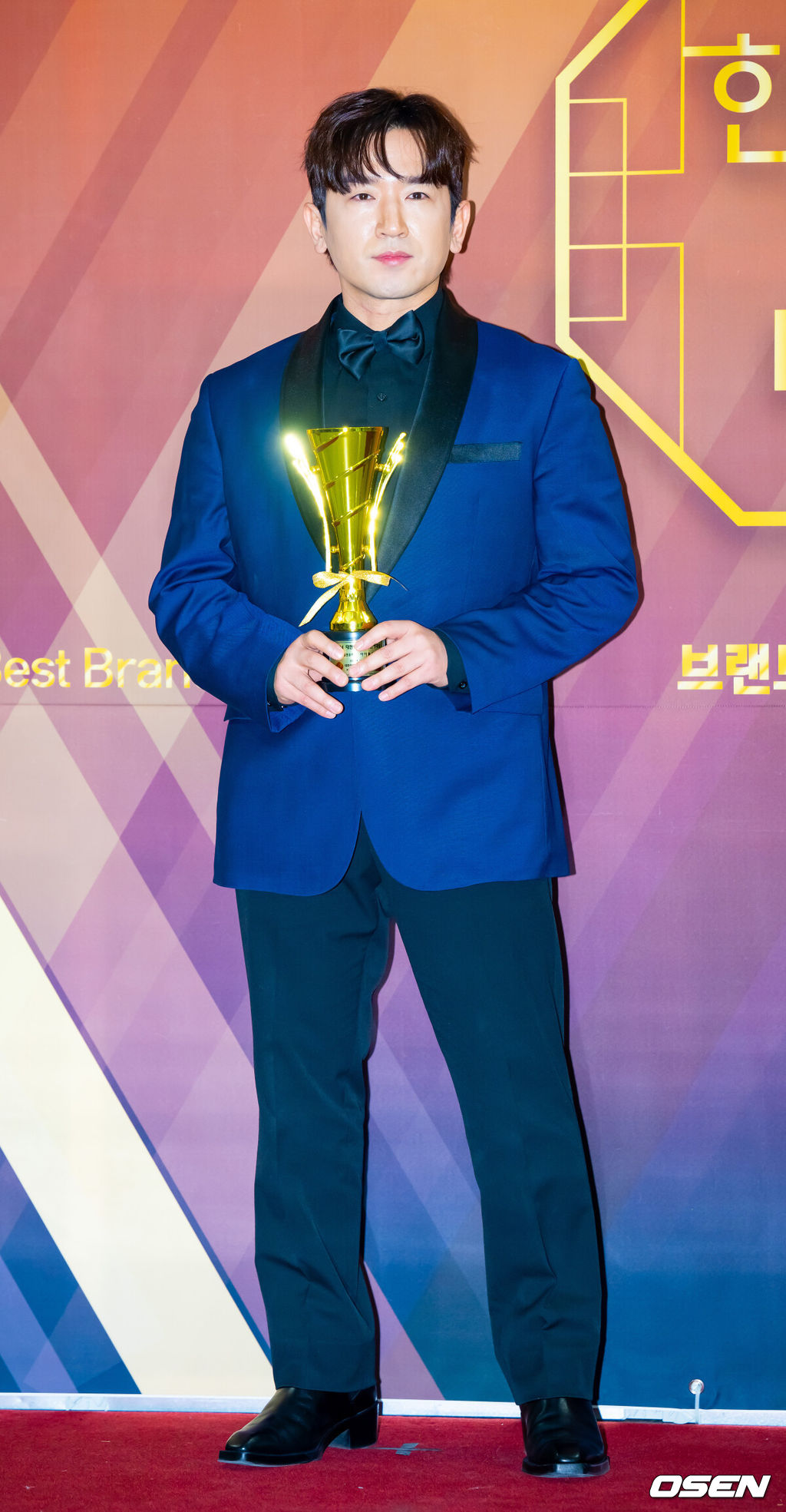 ‘2024 대한민국 베스트브랜드 어워즈-대한민국 한류연예대상’ 포토월 행사가  22일 오후 서울 영등포구 여의도동 국회의원회관 대회의실에서 열렸다.한편, 2024 대한민국 베스트브랜드 어워드’는 소비자들로부터 사랑과 신뢰를 받는 스타, 브랜드, 인플루언서 등이 한자리에 모이는 대규모 시상식이다.가수 이민우가 입장하며 포즈를 취하고 있다. 2024.12.22 / rumi@osen.co.kr