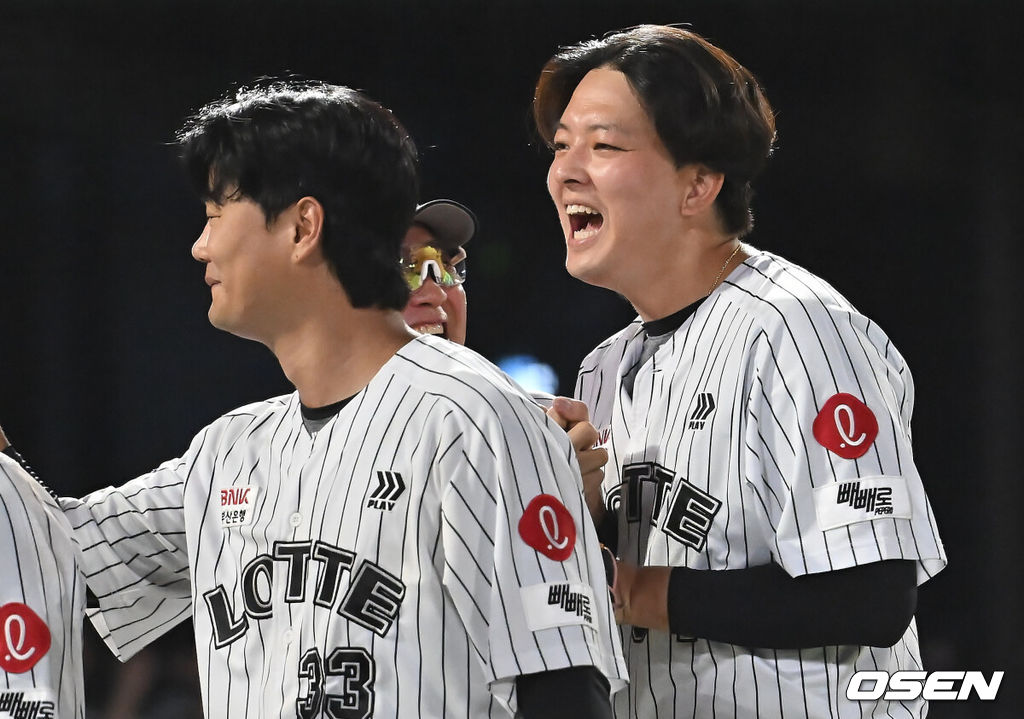 27일 부산 사직야구장에서 2025 신한 SOL 뱅크 KBO 리그 롯데 자이언츠와 KIA 타이거즈의 경기가 열렸다. 홈팀 롯데는 나균안이, 방문팀 KIA는 네일이 선발 출전했다.롯데 자이언츠 김태형 감독이 KIA 타이거즈에 5-3으로 승리, 스윙승을 올리고 김원중과 활짝 웃으며 하이파이브를 하고 있다. 2025.07.27 / foto0307@osen.co.kr