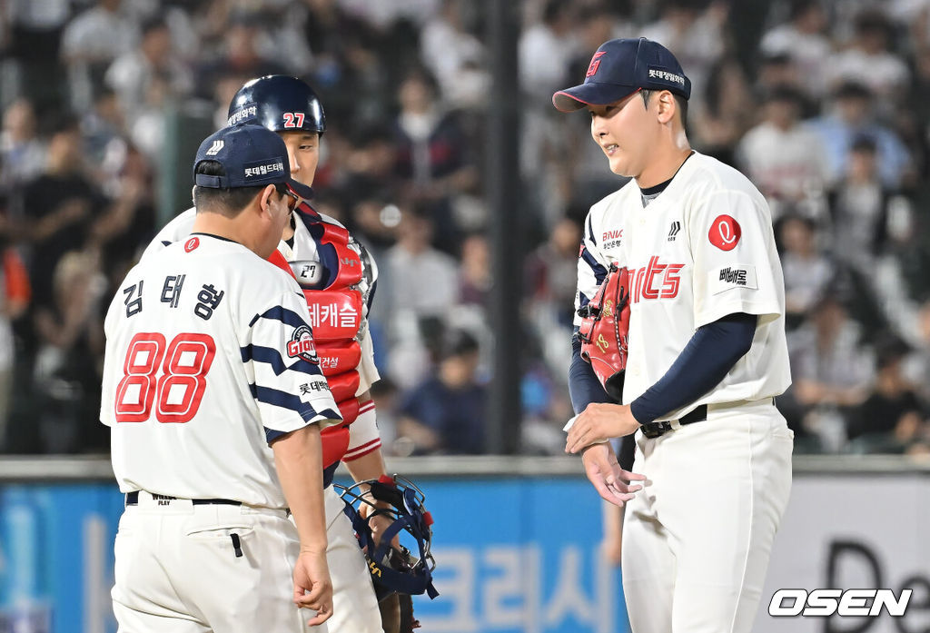 9일 부산 사직야구장에서 2025 신한 SOL 뱅크 KBO 리그 롯데 자이언츠와 두산 베어스의 경기가 열렸다. 홈팀 롯데는 이민석이, 방문팀 두산은 곽빈이 선발 출전했다.롯데 자이언츠 김태형 감독이 9회말 2사 1,2루 상황에서 마운드에 올라 최준용, 유강남과 얘기하고 있다. 2025.07.09 / foto0307@osen.co.kr
