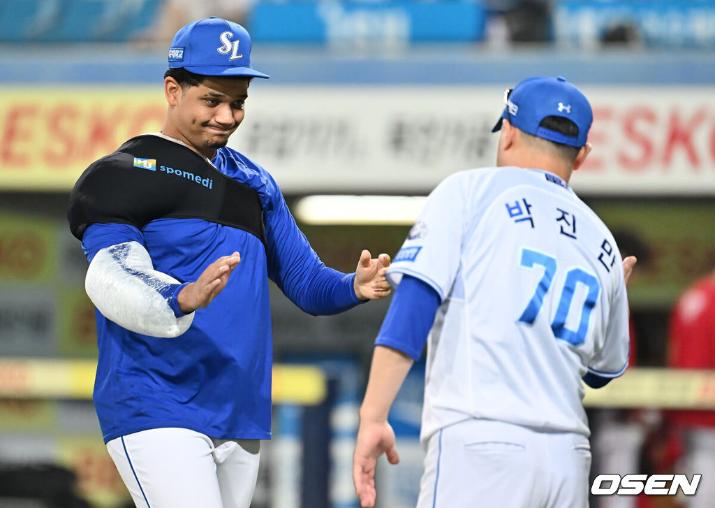 23일 대구삼성라이온즈파크에서 2025 신한 SOL 뱅크 KBO 리그 삼성 라이온즈와 SSG 랜더스의 경기가 열렸다. 홈팀 삼성은 가라비토가, 방문팀 SSG는 김건우가 선발 출전했다. 삼성 라이온즈 가라비토가 SSG 랜더스에 9-0으로 승리한 후 박진만 감독의 첫승을 축하를 받고 있다. 2025.07.23 / foto0307@osen.co.kr